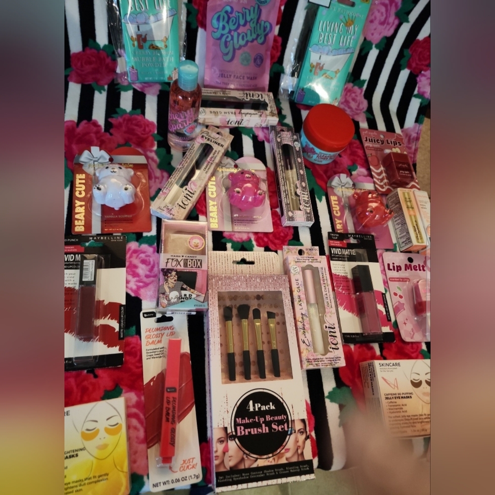 Assorted Women's Makeup Set - Picture 2 of 11
